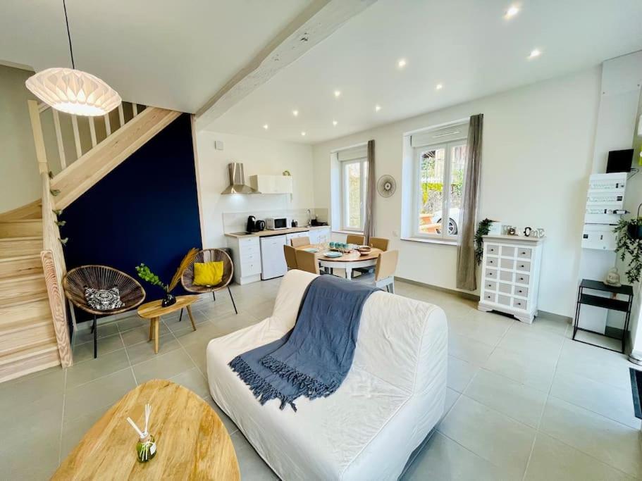 La Maison L'Oiseau Bleu Saint-Victor-de-Morestel Екстериор снимка